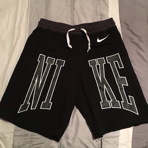 Men’s NIKE Loose Fit/At Knee Length Black shorts